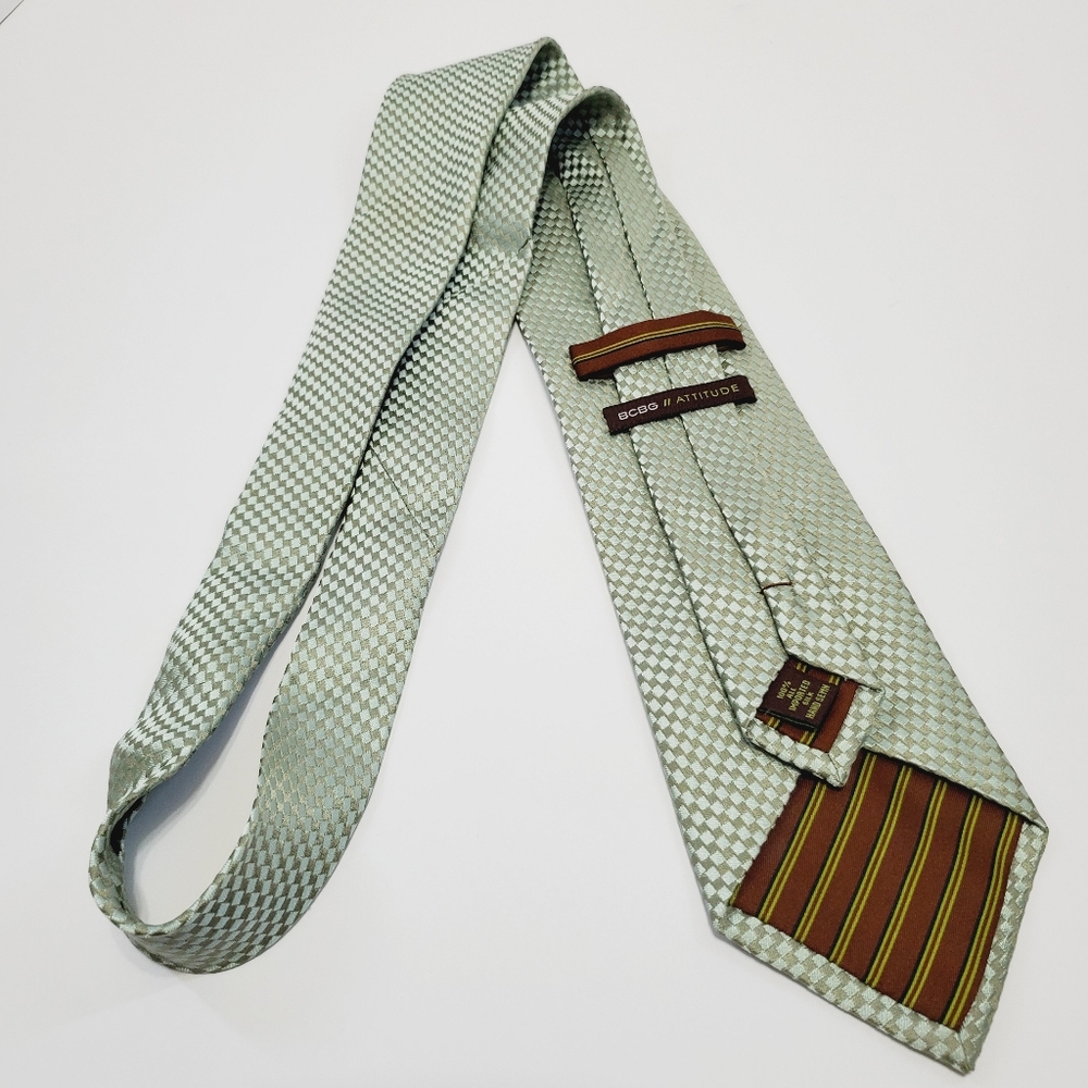 BCBG Necktie Green Geometric Pattern Men's Silk Neck Tie Jacquard Fabric - Picture 5 of 5